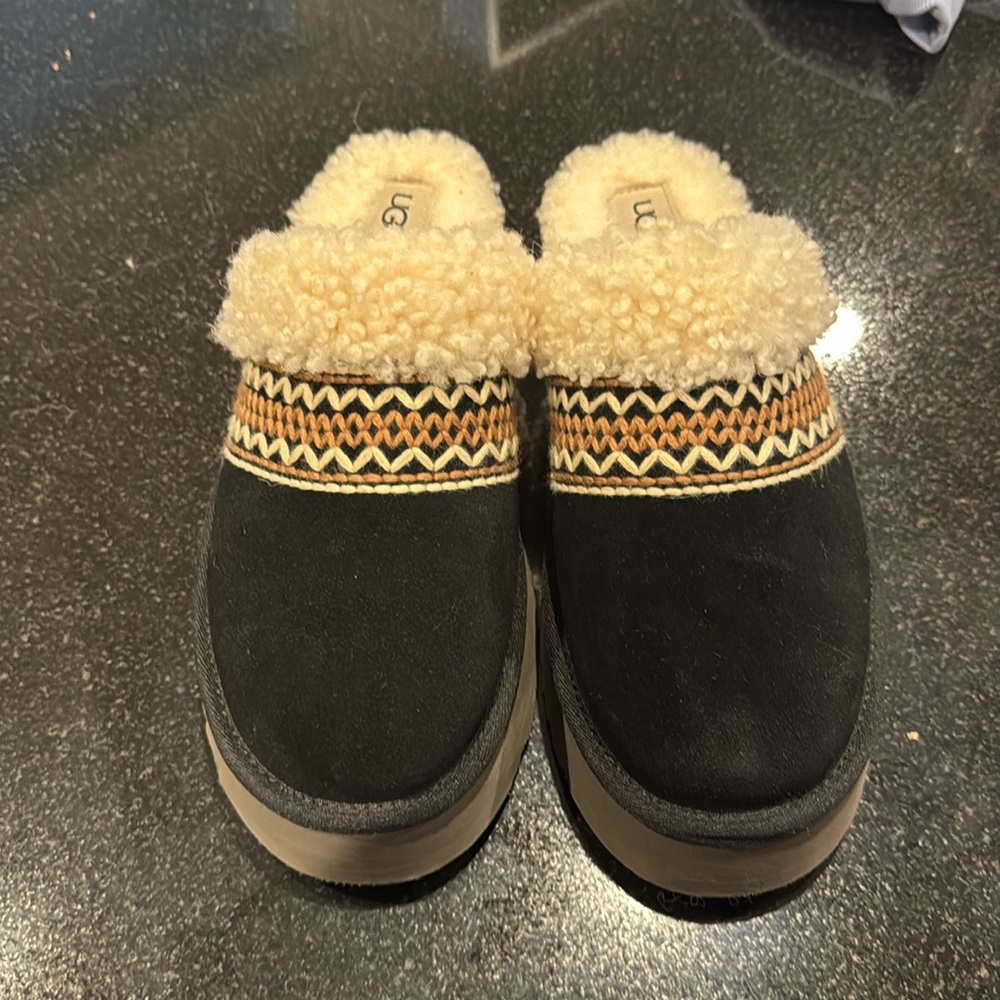 Ugg Slippers size 9 black and cream, worn once